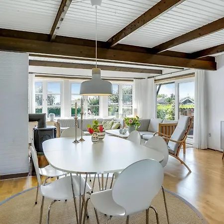 3 Bedroom Cozy In ハザスレウ