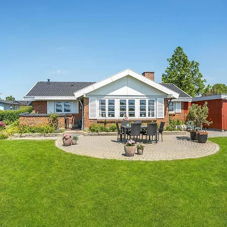 3 Bedroom Cozy In * ハザスレウ