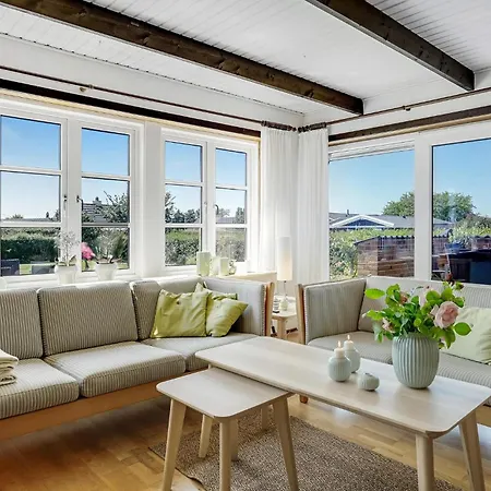 3 Bedroom Cozy In Prázdninový dům *