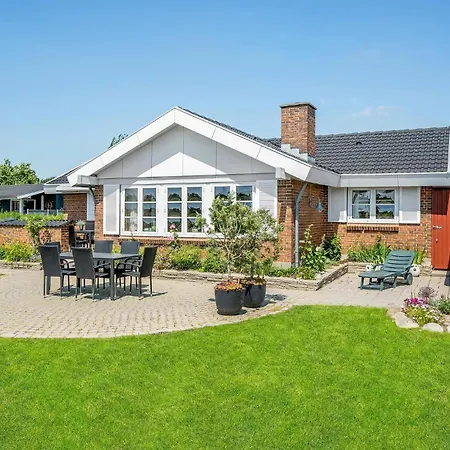 3 Bedroom Cozy In ハザスレウ