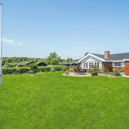 3 Bedroom Cozy In ハザスレウ